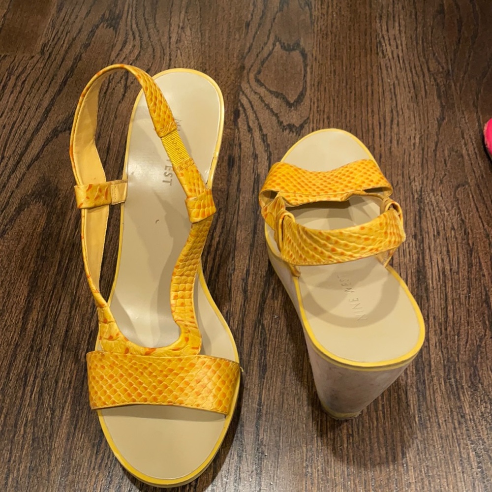 yellow alligator wedges